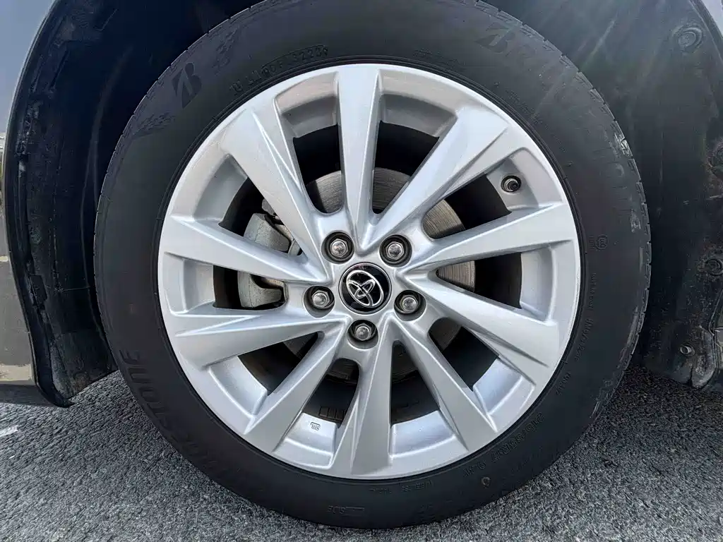 Toyota Camry 2023 — фото 12