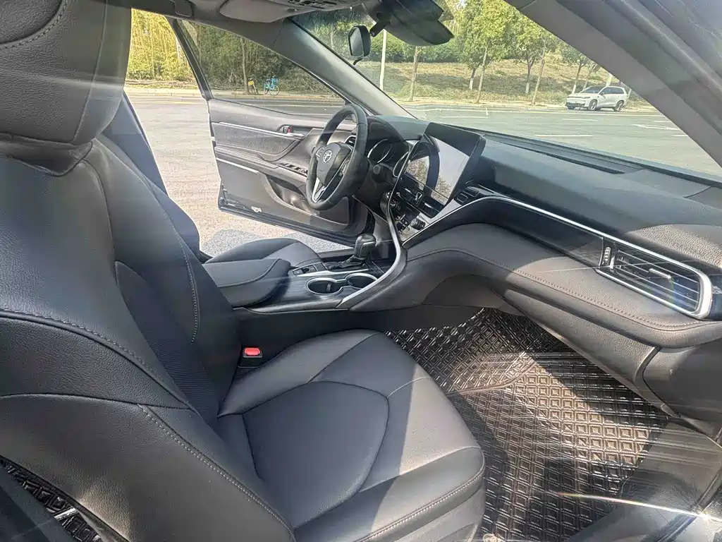 Toyota Camry 2023 — фото 10