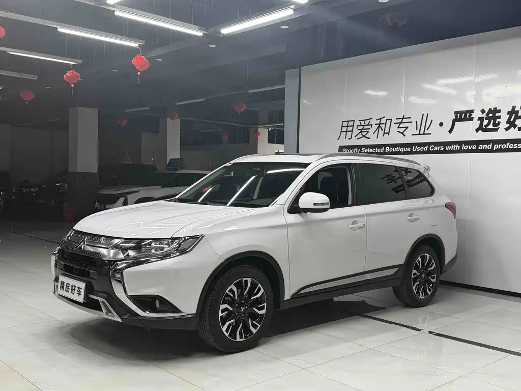 Mitsubishi Outlander 2021 — фото 1