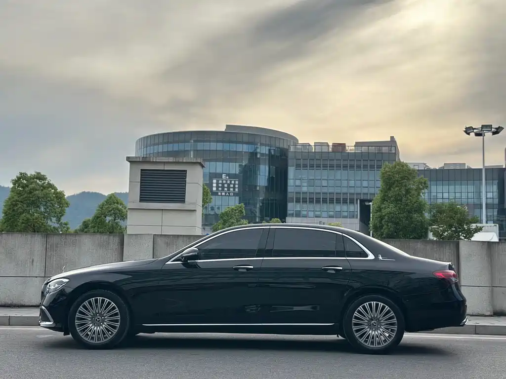 Mercedes-Benz E-Class 2023 — фото 4