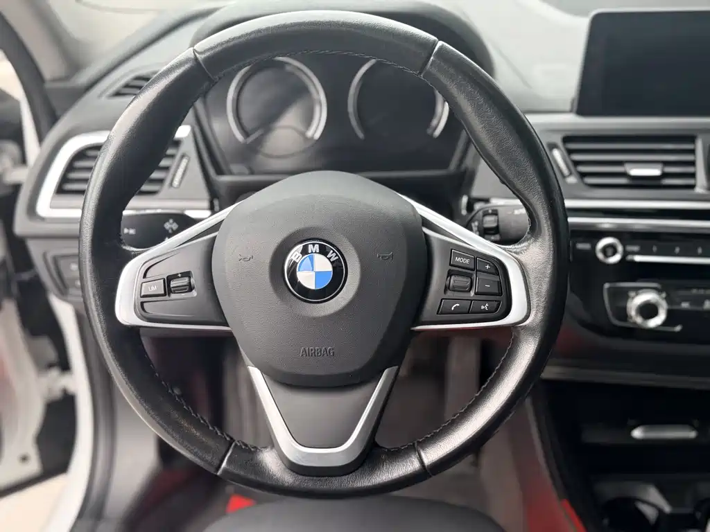 BMW 1 Series 2018 — фото 15