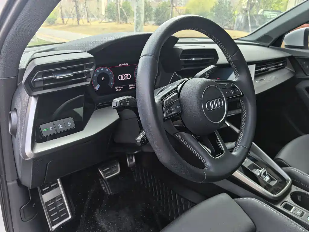 Audi A3 2023 — фото 10