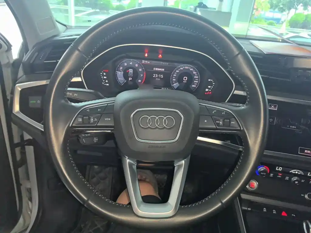 Audi Q3 2021 — фото 11