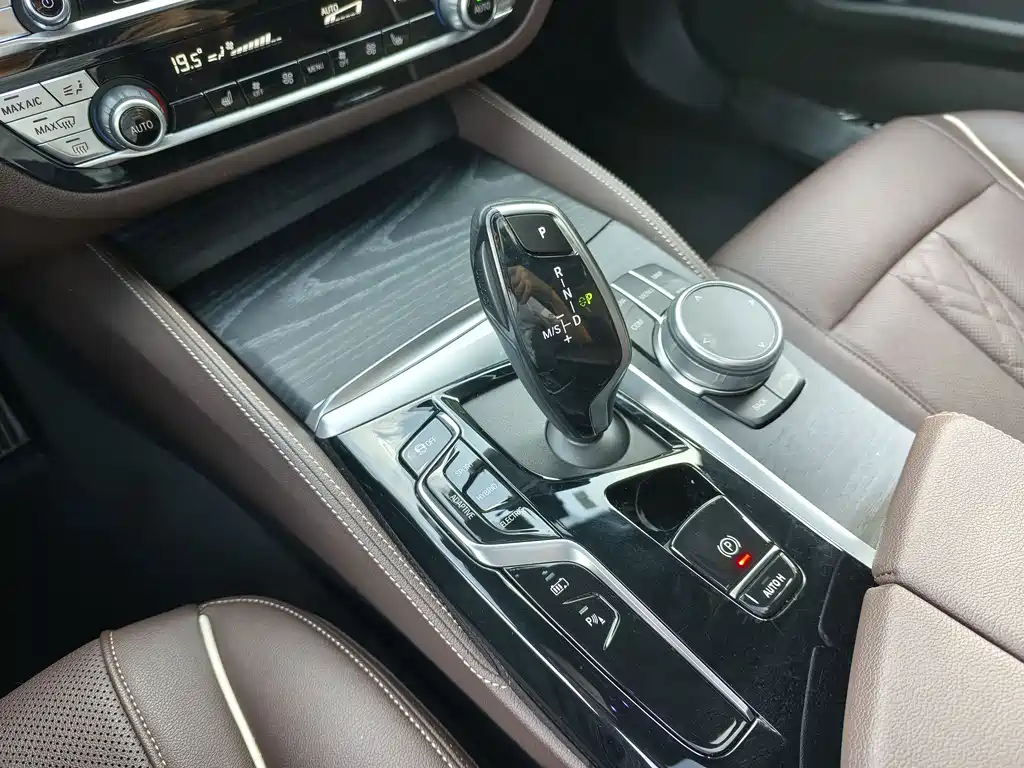 BMW 5 Series New Energy 2022 — фото 21