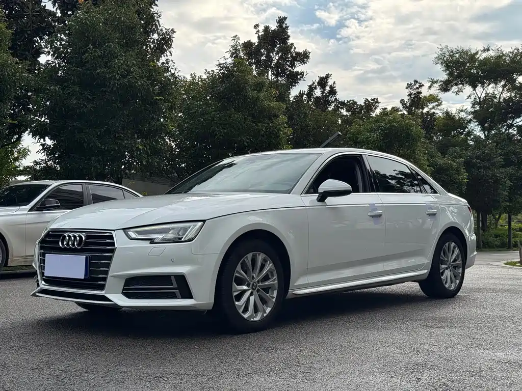 Audi A4L 2019 — фото 1