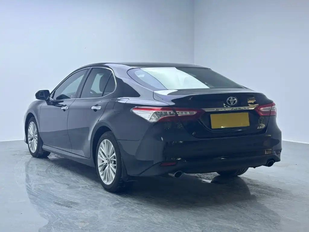 Toyota Camry 2018 — фото 6