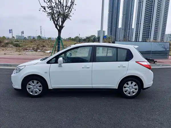 Venucia R50 2015