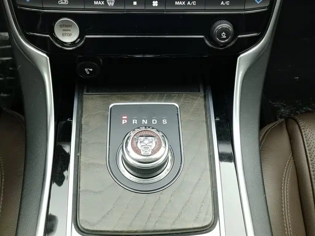 Jaguar XFL 2021 — фото 13