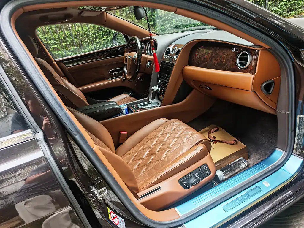 Bentley Flying Spur 2014 — фото 10