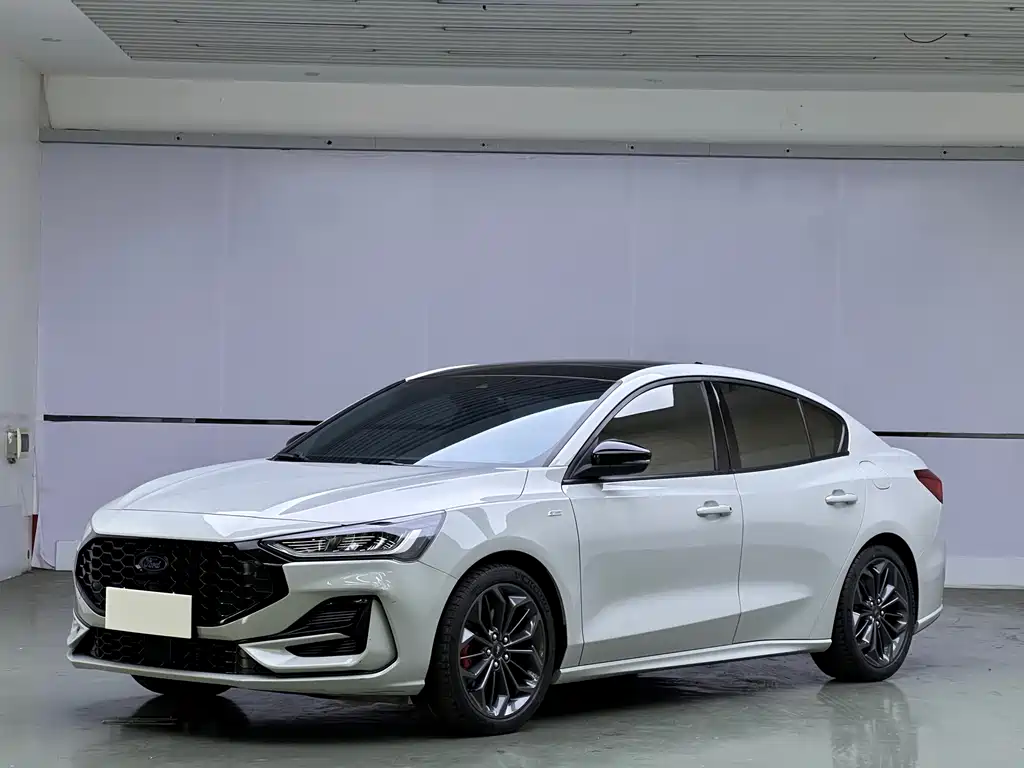 Ford Focus 2022 — фото 1