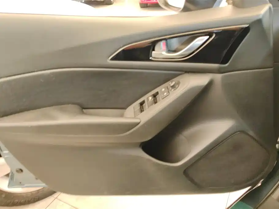 Mazda 3 Axela 2015