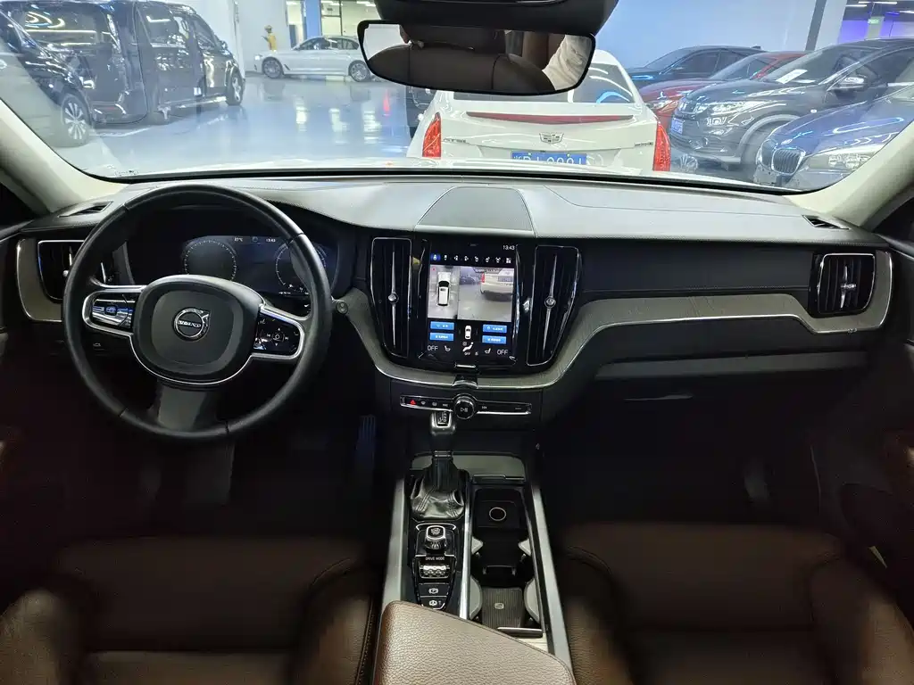 Volvo XC60 2020 — фото 9