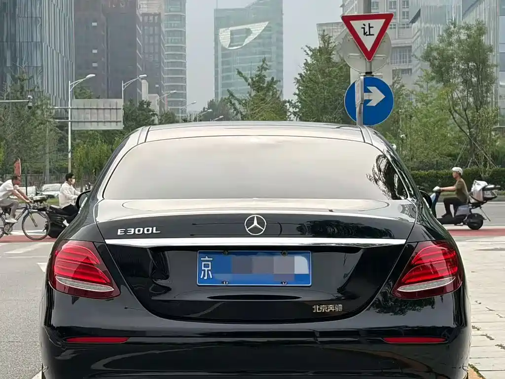Mercedes-Benz E-Class 2017 — фото 17