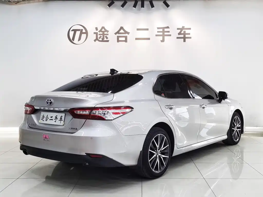 Toyota Camry 2022 — фото 2