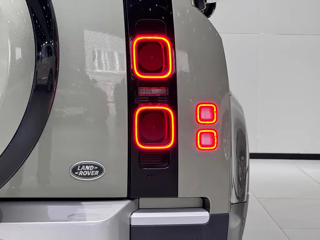 Land Rover Defender 2024 — фото 17