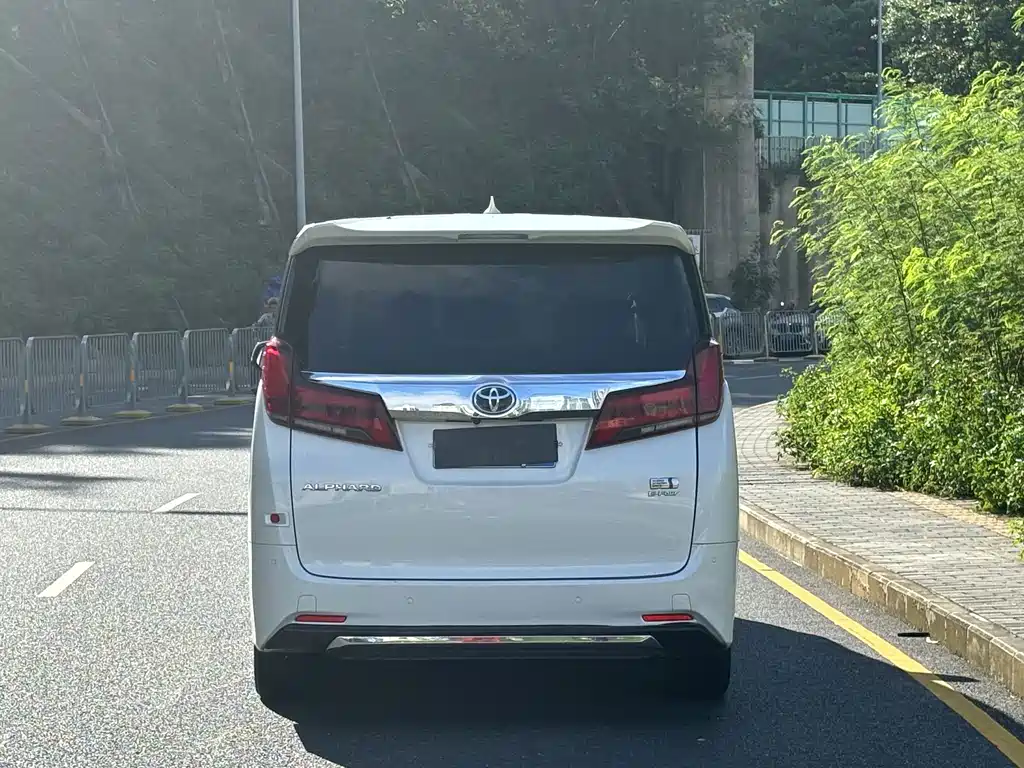 Toyota Alphard 2023 — фото 30