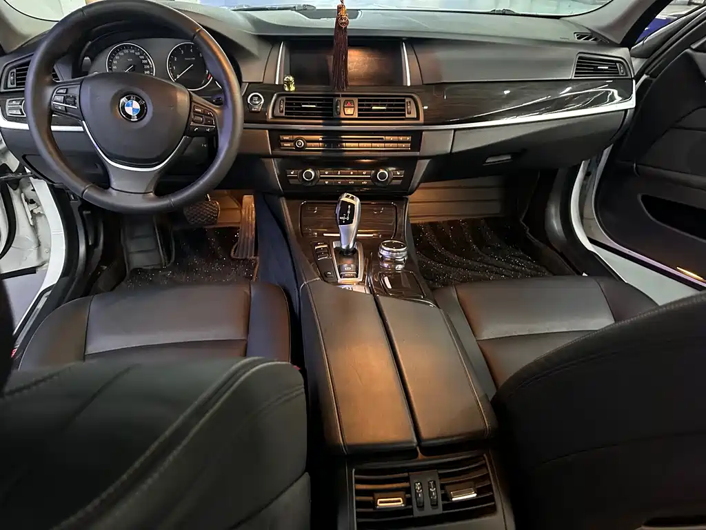 BMW 5 Series 2015 — фото 10