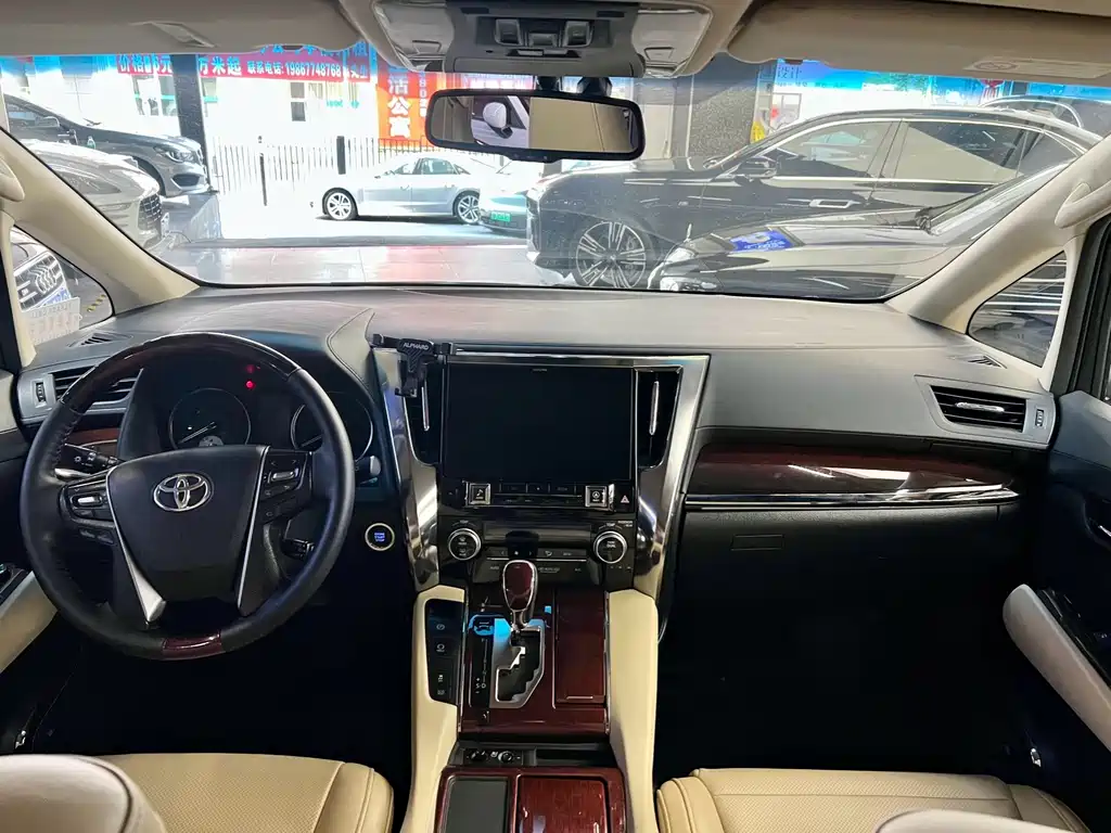 Toyota Alphard 2017 — фото 9