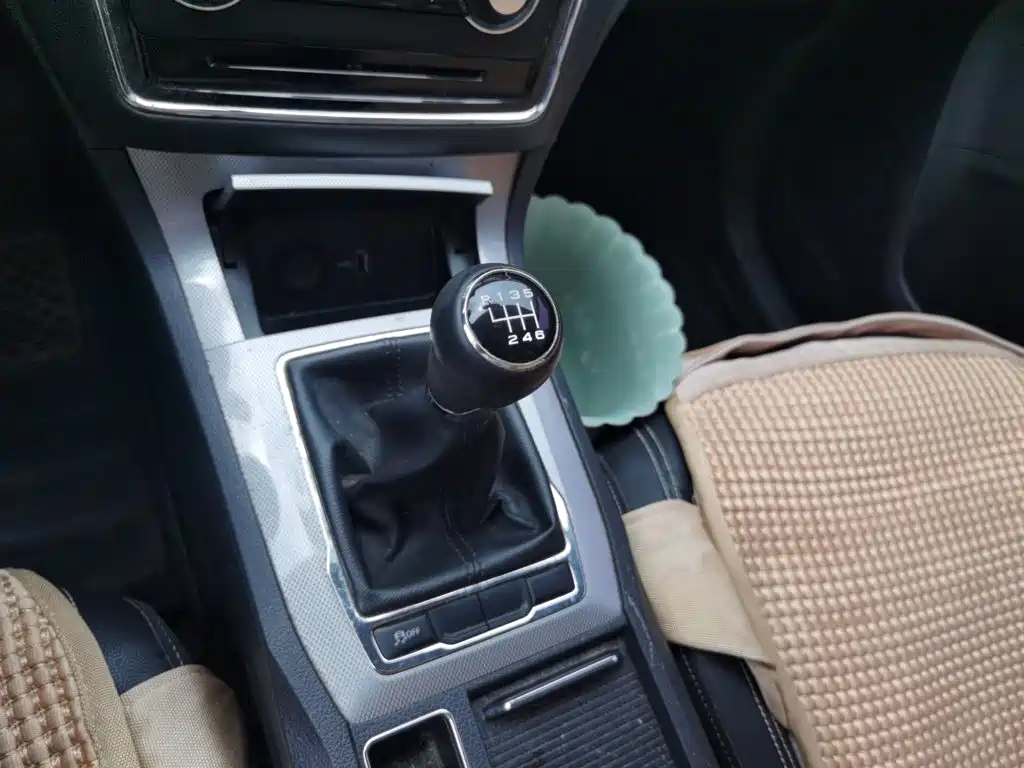 Roewe RX5 2017 — фото 15
