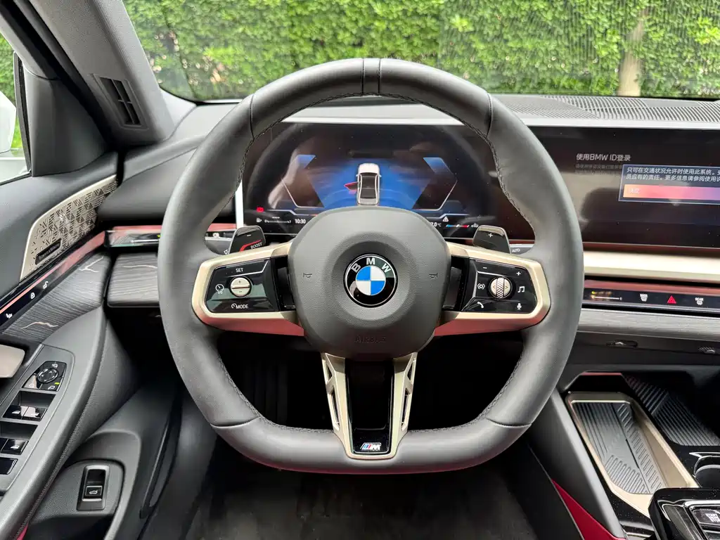 BMW 5 Series 2025 — фото 13