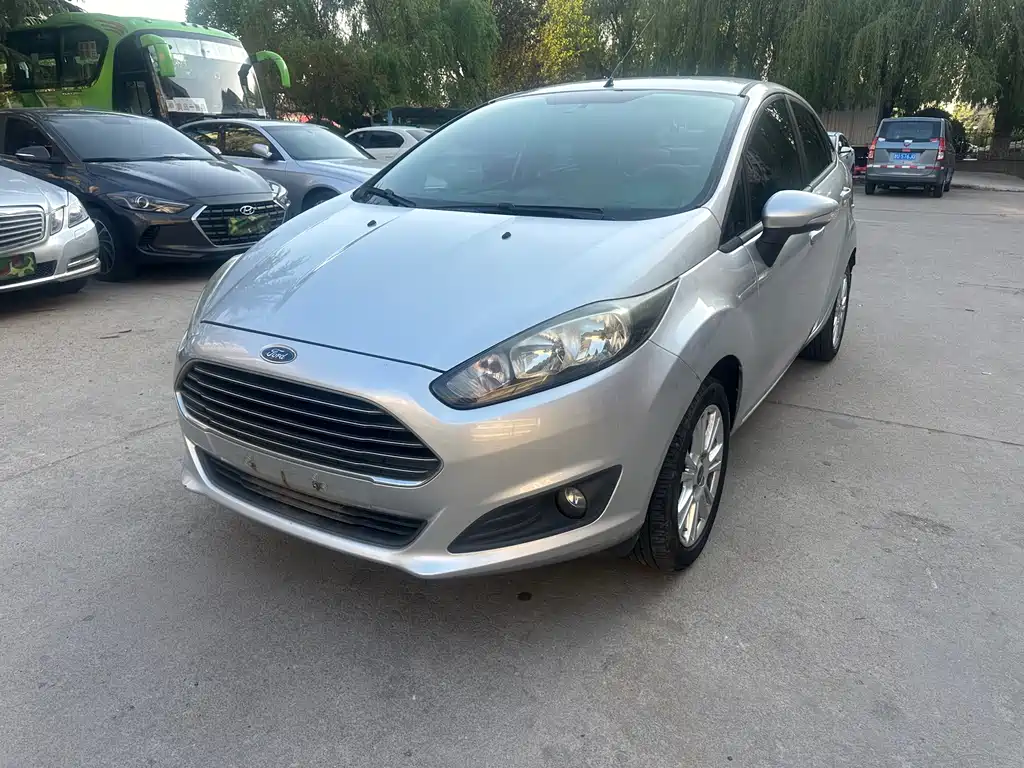 Ford Fiesta 2014 — фото 1