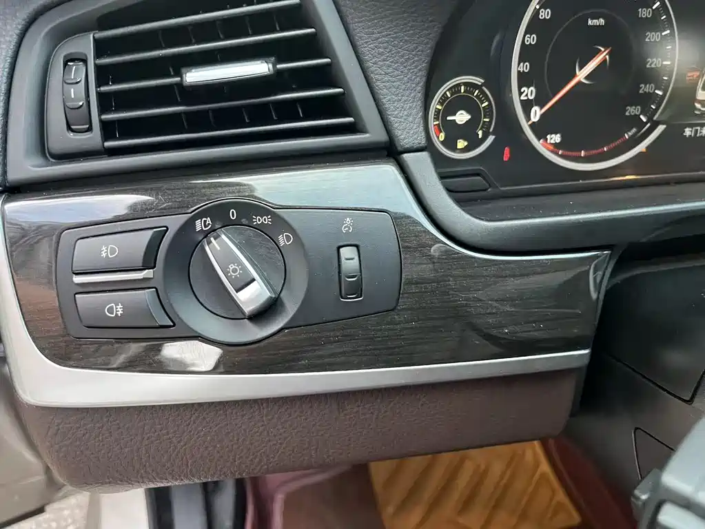 BMW 5 Series 2017 — фото 11