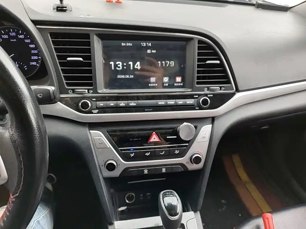 Hyundai Elantra 2018 — фото 13