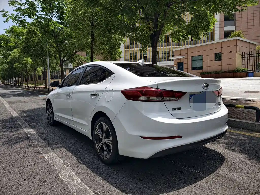Hyundai Elantra 2019 — фото 3