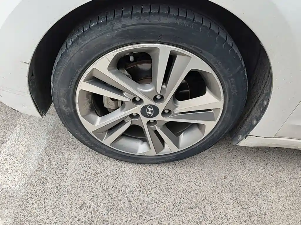 Hyundai Elantra 2018 — фото 23