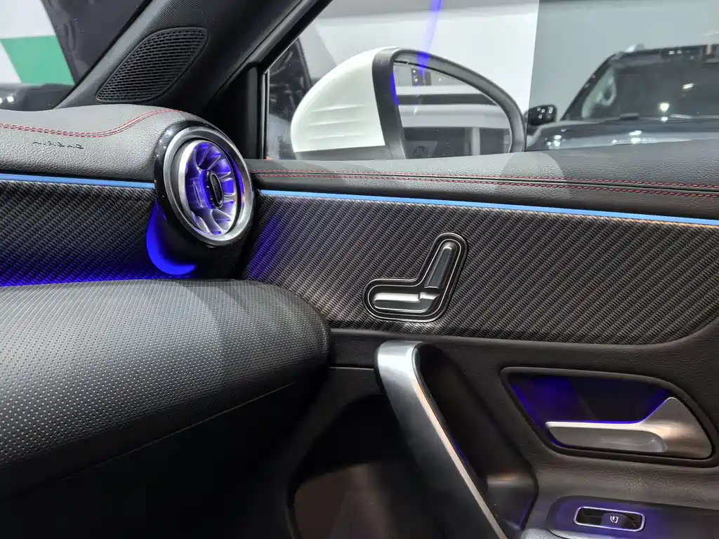 Mercedes-Benz A-Class 2024 — фото 11