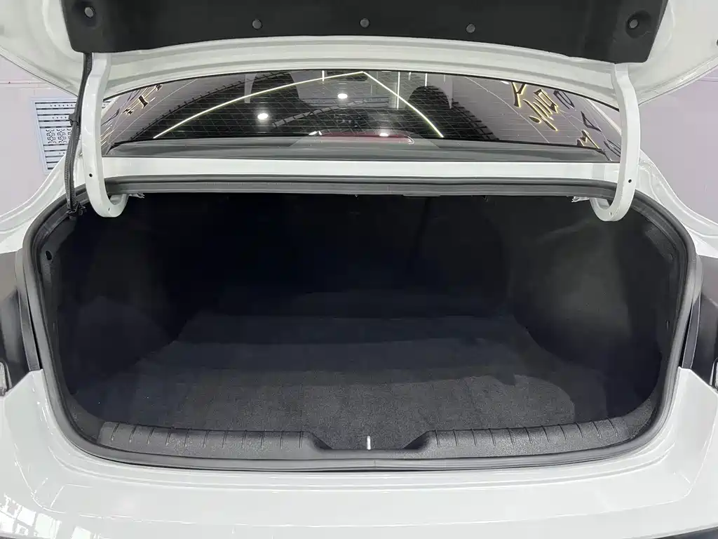 Hyundai Elantra 2023 — фото 16