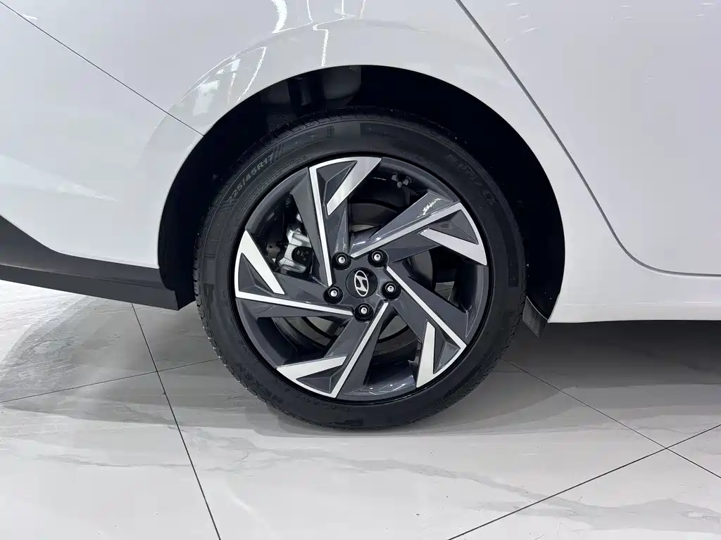 Hyundai Elantra 2023 — фото 19
