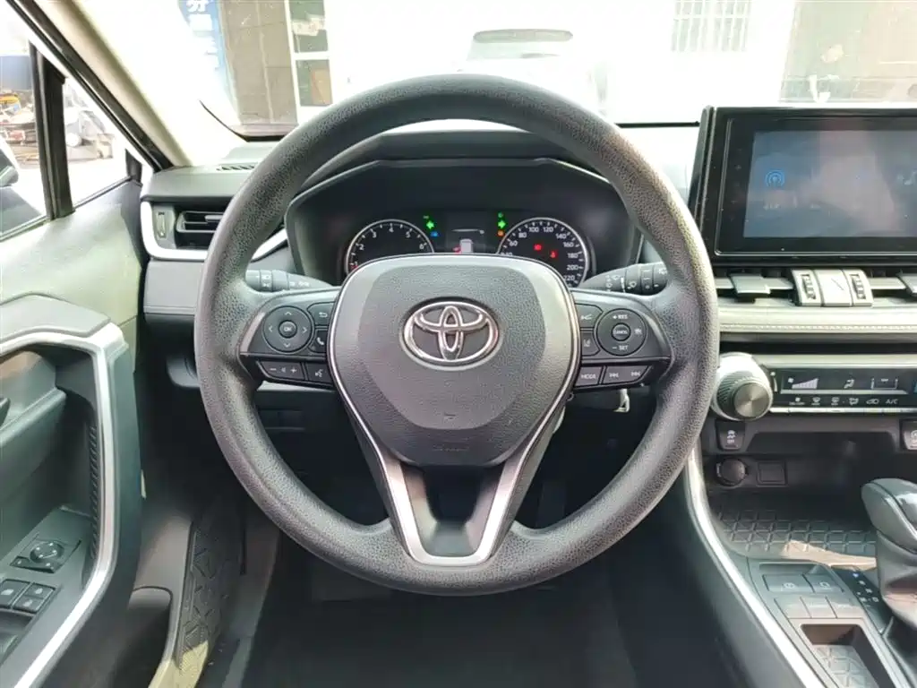 Toyota RAV4 2022 — фото 11