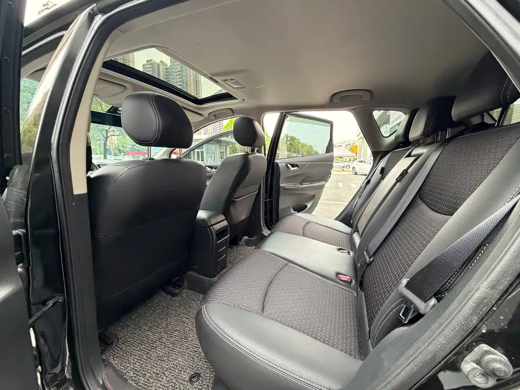 Nissan Tiida 2017 — фото 12