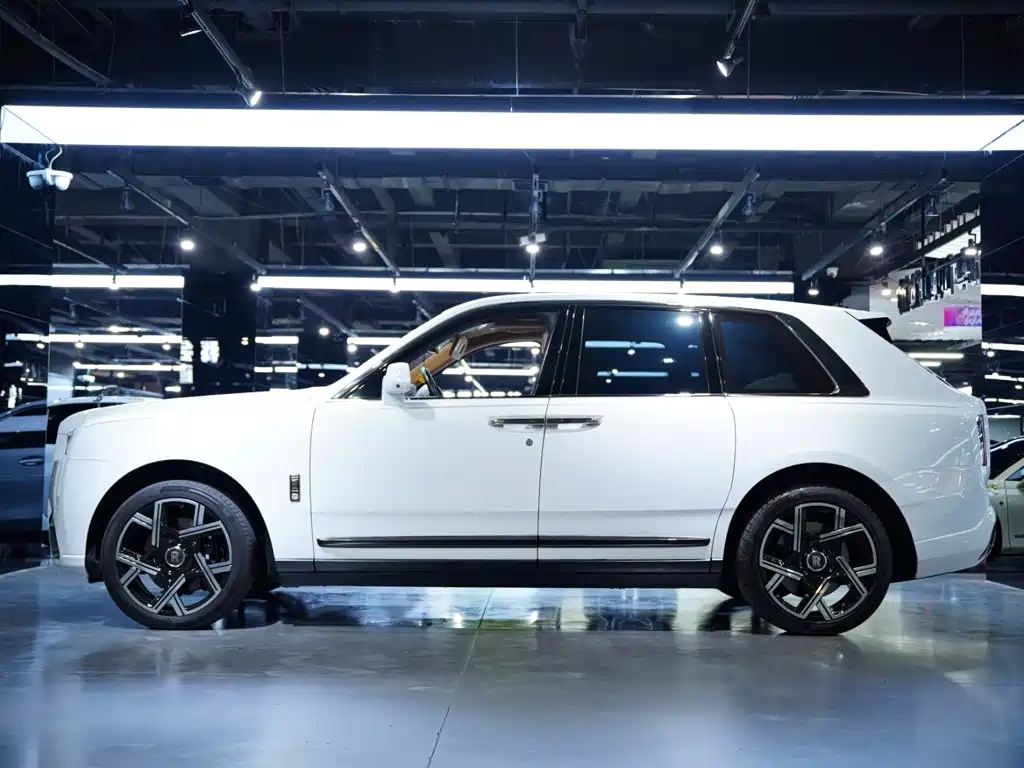 Rolls-Royce Cullinan 2020 — фото 11