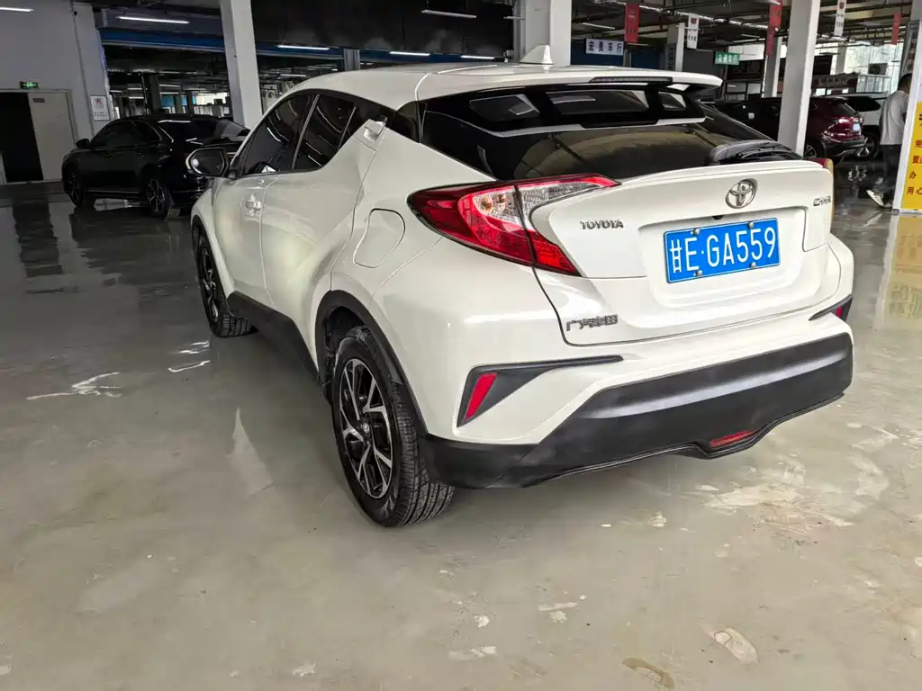 Toyota C-HR 2019 — фото 17