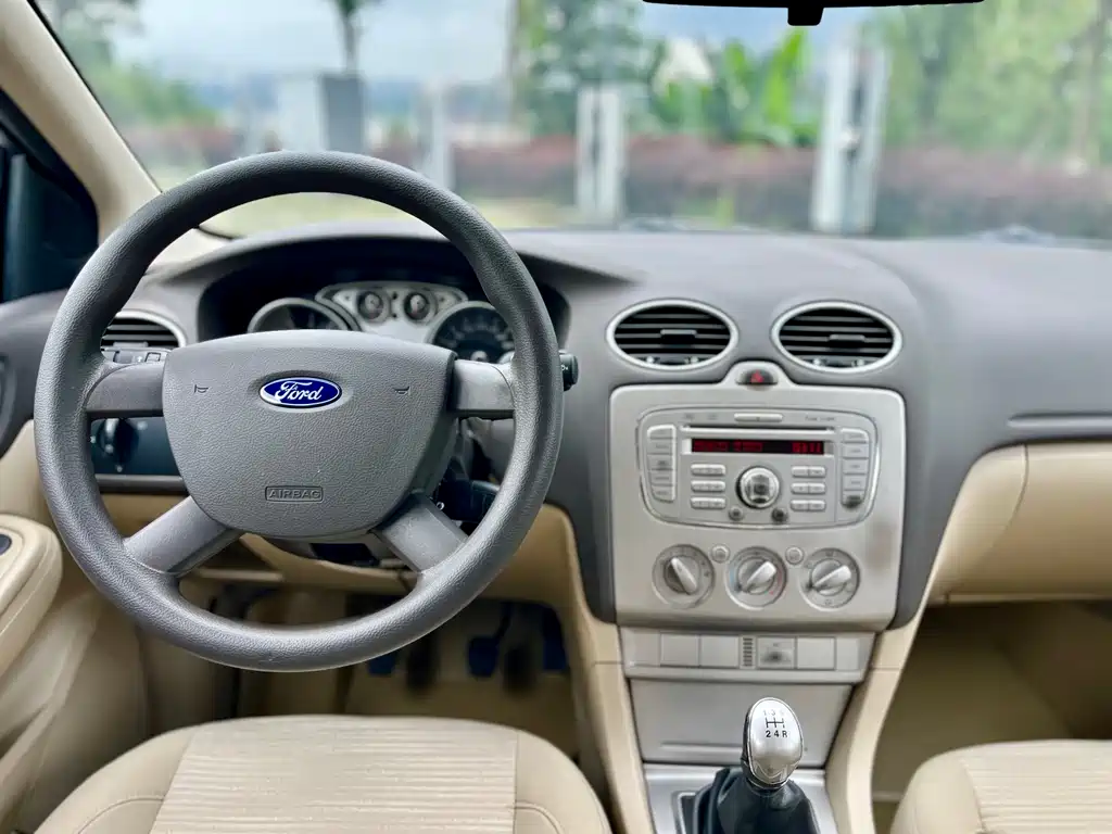 Ford Focus 2014 — фото 10