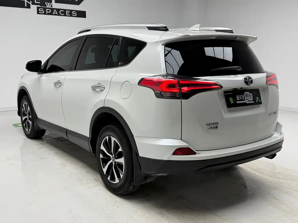 Toyota RAV4 2018 — фото 6