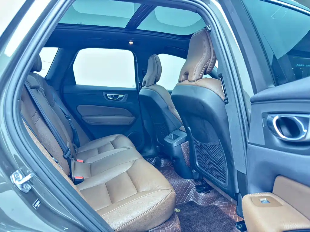 Volvo XC60 2022 — фото 12