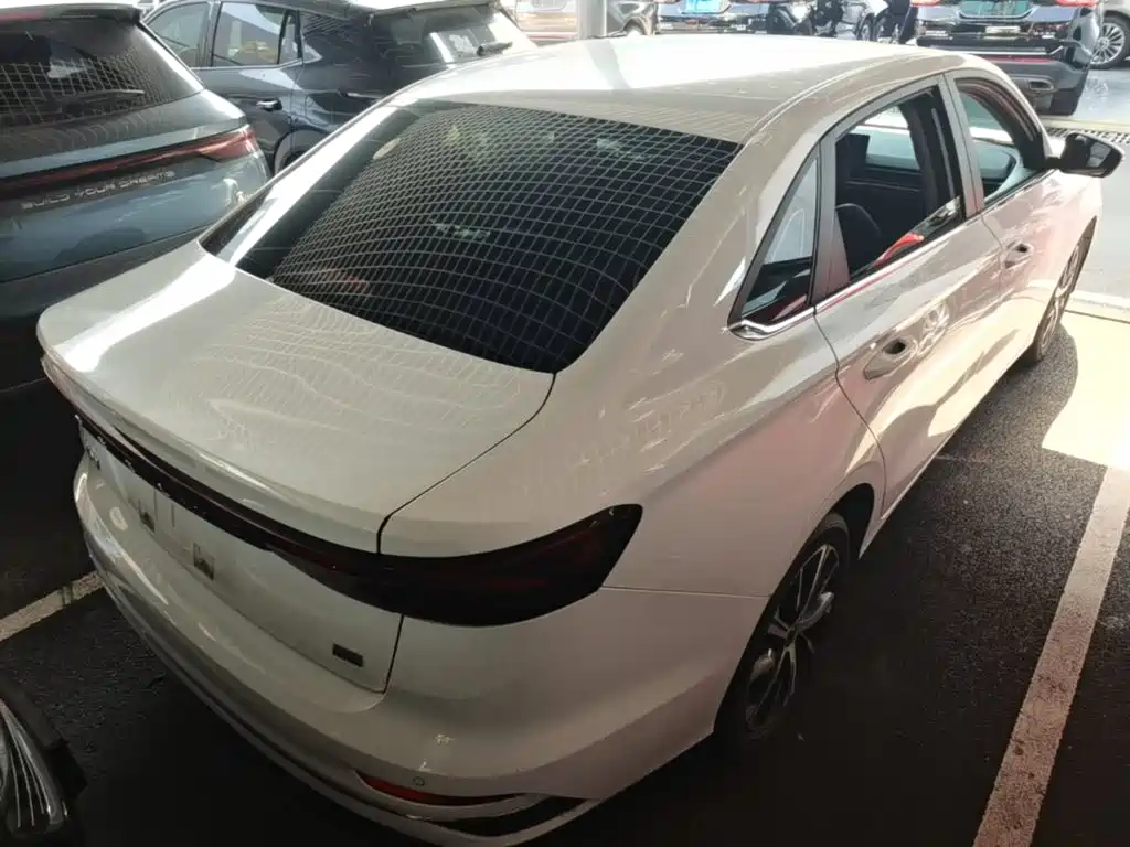 Geely Emgrand 2022