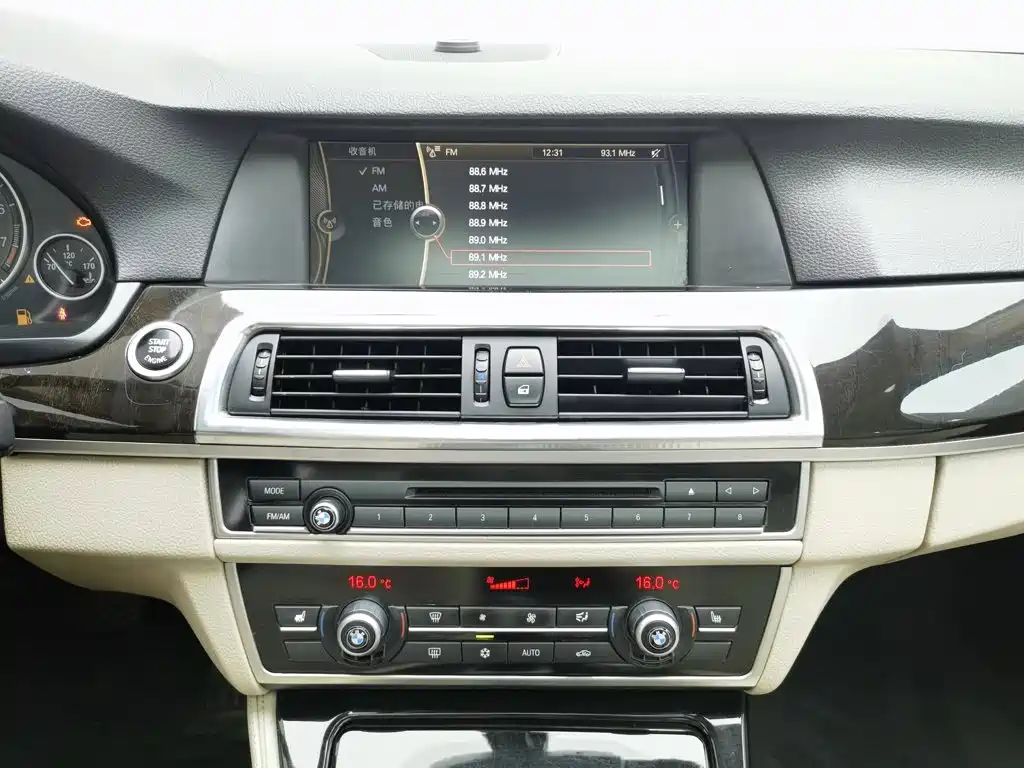 BMW 5 Series 2011 — фото 12