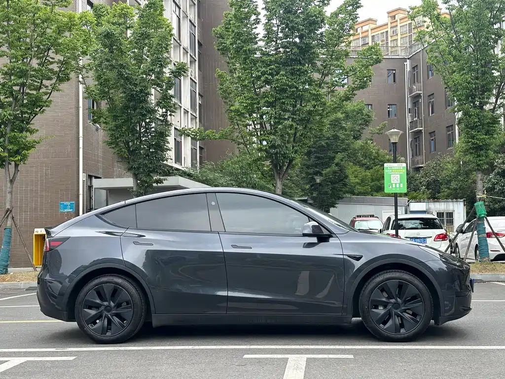 Tesla Model Y 2024 — фото 4
