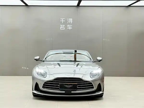 Aston Martin DB12 2023
