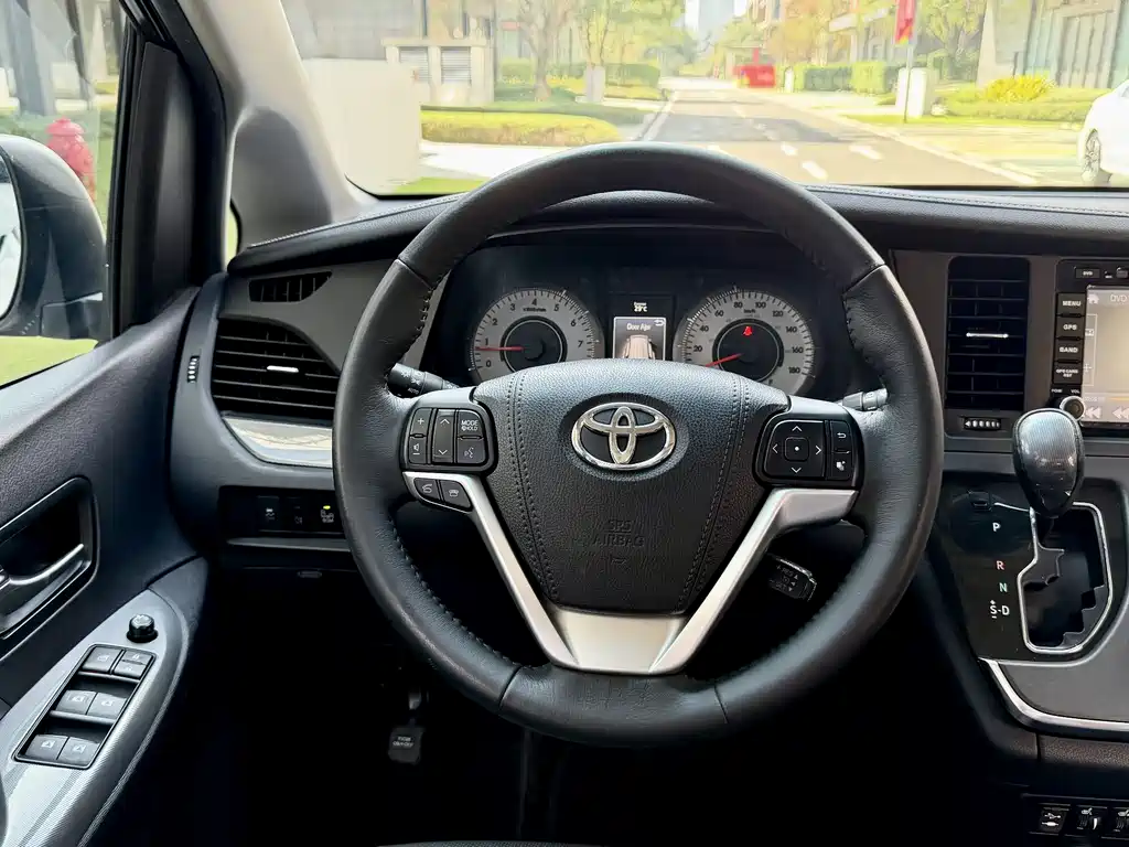 Toyota Sienna 2017 — фото 23