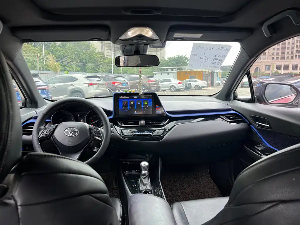 Toyota C-HR 2018 — фото 16