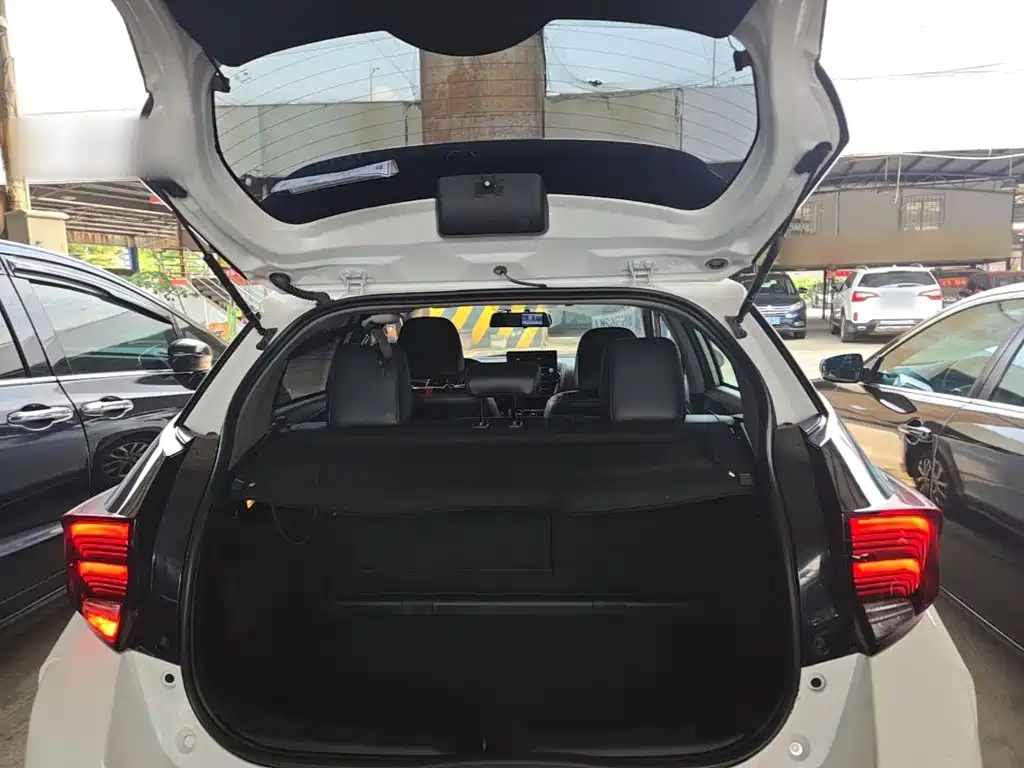 Toyota Yaris L 2023 — фото 19