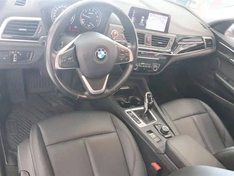 BMW 1 Series 2019 — фото 10
