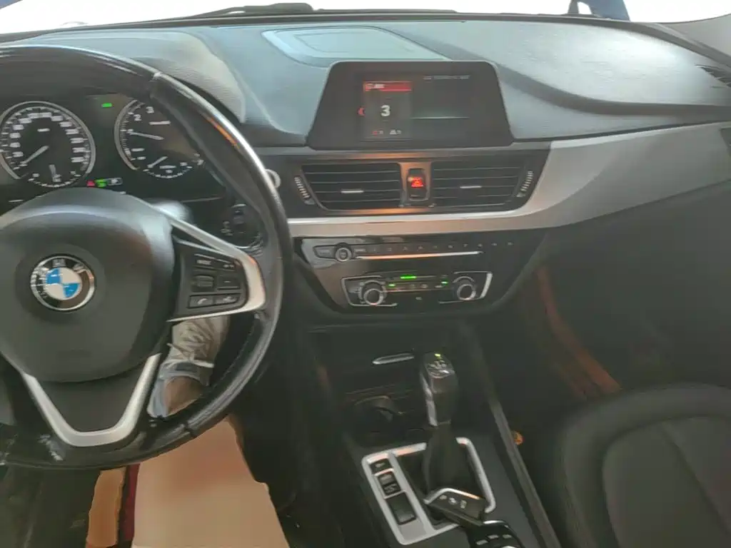BMW 1 Series 2018 — фото 10