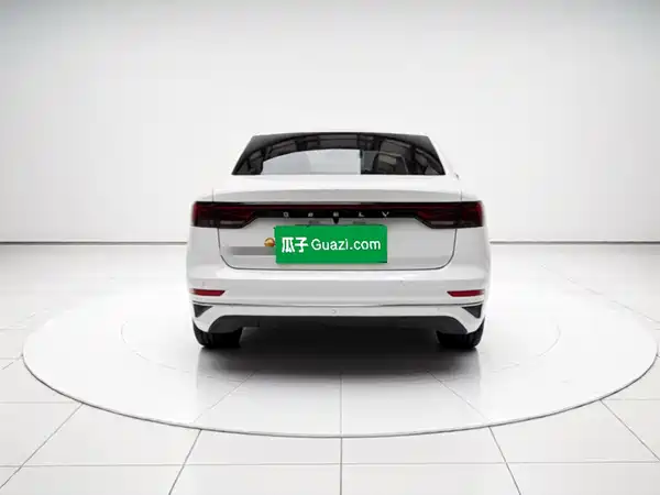 Geely Emgrand 2022