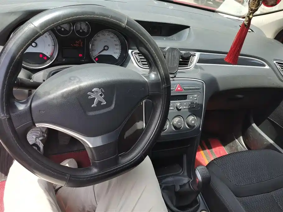 Peugeot 308 2015 — фото 12